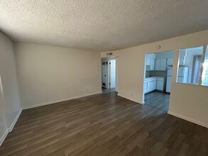 1215-1237 Minnewawa Ave in Clovis, CA - Foto de edificio - Building Photo