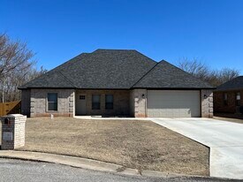 36 Blue Meadow Dr in Elgin, OK - Building Photo