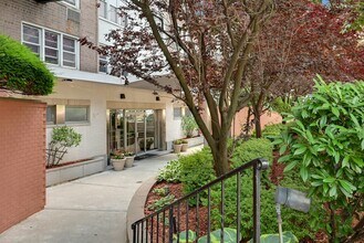 2160 Center Ave in Fort Lee, NJ - Building Photo - Building Photo