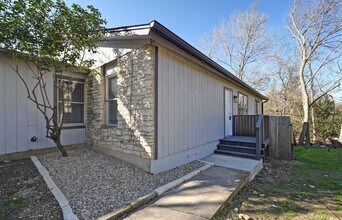 5303 Spring Meadow Rd, Unit Unit B in Austin, TX - Foto de edificio - Building Photo