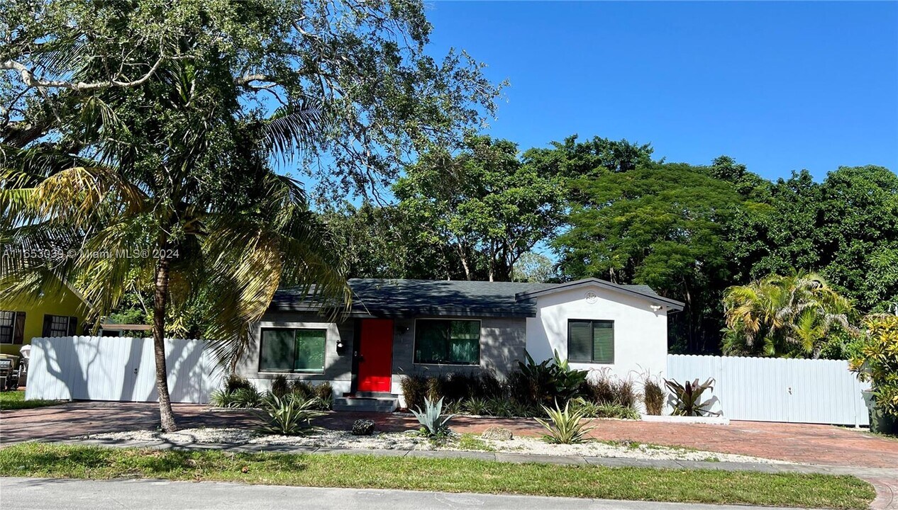 935 NE 129th St in North Miami, FL - Building Photo