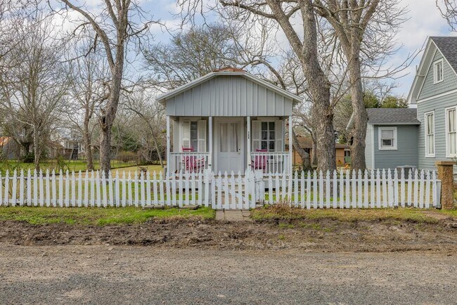 109 E Fayette St in Fayetteville, TX - Building Photo - Building Photo