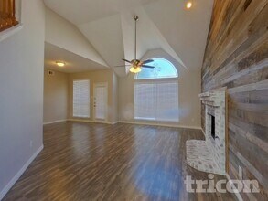 1233 Clear Creek Dr, Unit 219 Harvard Ave E - 203 in Mesquite, TX - Foto de edificio - Building Photo