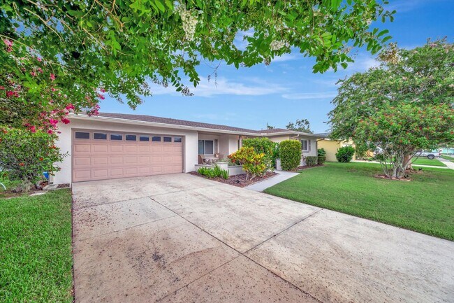 3111 Chase Cir in Sarasota, FL - Building Photo - Building Photo