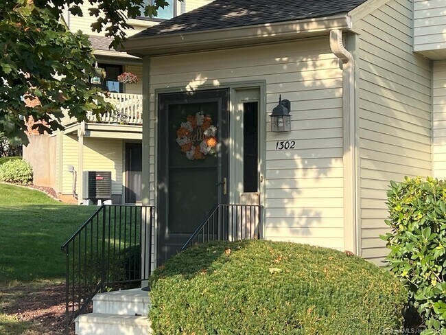 1302 Summer Hill Dr in South Windsor, CT - Building Photo - Building Photo