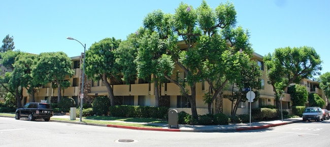 Jacaranda Apartments in Sherman Oaks, CA - Foto de edificio - Building Photo