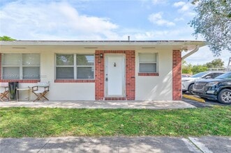 856 SW 10th St in Hallandale Beach, FL - Building Photo - Building Photo