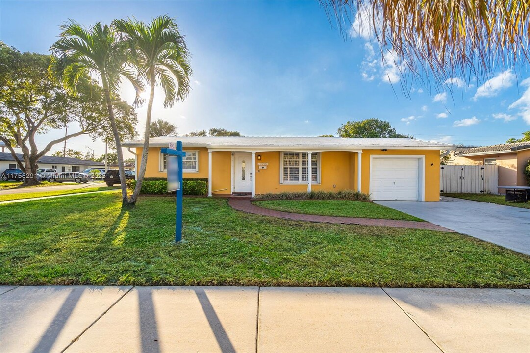 13900 Lake Candlewood Ct in Miami Lakes, FL - Building Photo