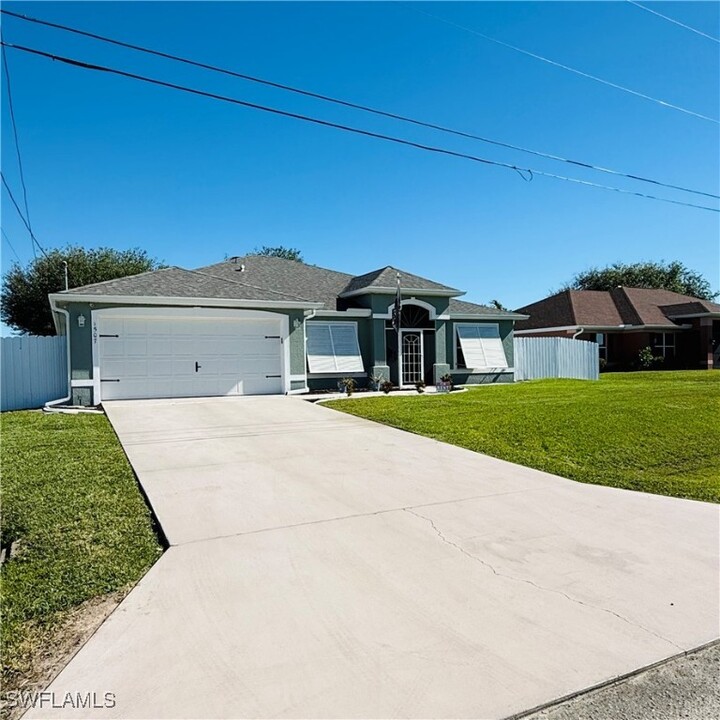 1507 NW 13th Ave in Cape Coral, FL - Building Photo