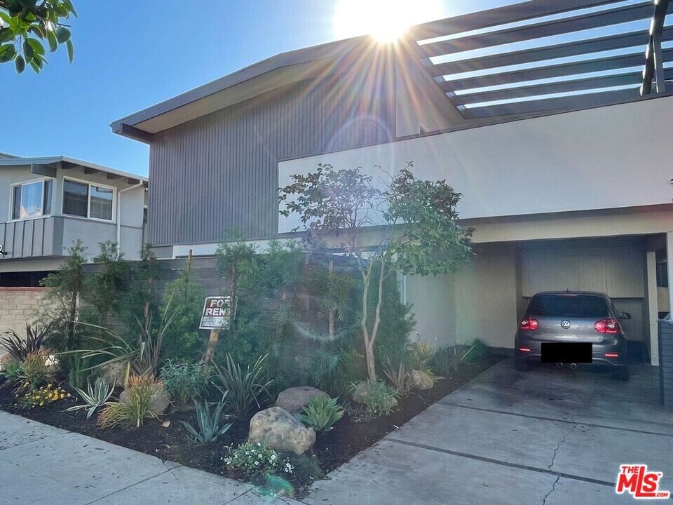 11748 Dorothy St in Los Angeles, CA - Building Photo