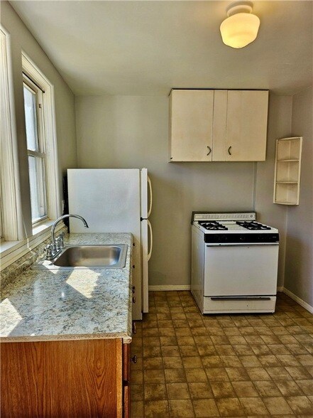 627 5th Ave, Unit 1/2 in Coraopolis, PA - Building Photo - Building Photo