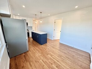 4816 W Henderson St, Unit 2 in Chicago, IL - Foto de edificio - Building Photo
