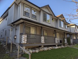 11367 Creekside St in Maple Ridge, BC - Building Photo