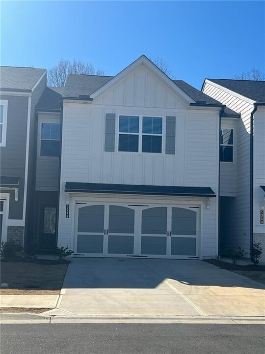 5349 Melbourne Ln in Flowery Branch, GA - Foto de edificio