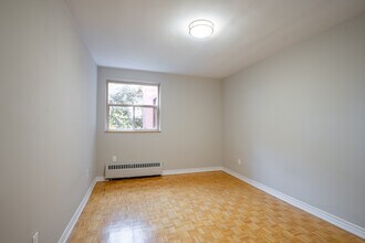 1030 Pearson Drive in Oakville, ON - Foto de edificio - Interior Photo