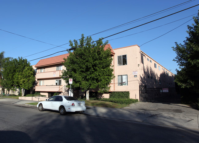 Milwood Apartments in Canoga Park, CA - Foto de edificio - Building Photo