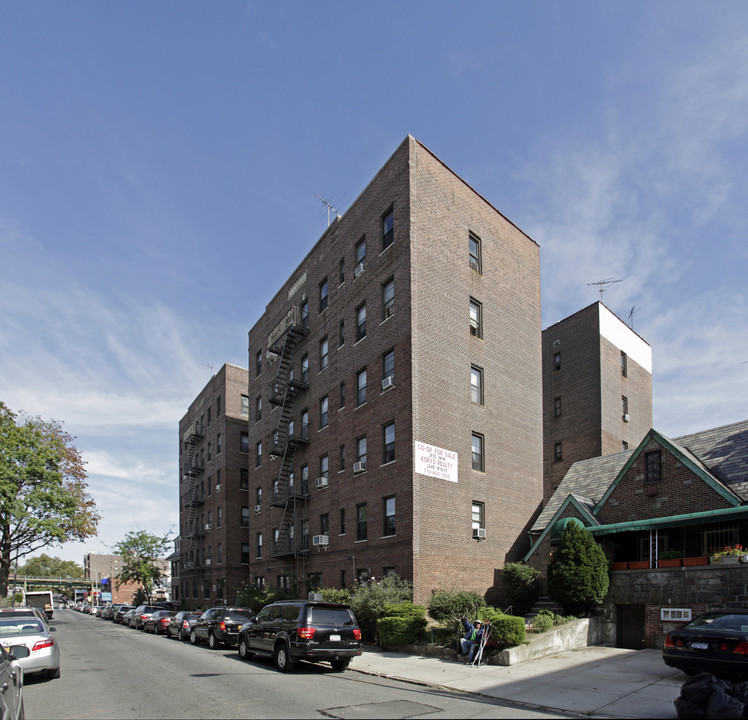 40-37 77th St in Elmhurst, NY - Building Photo