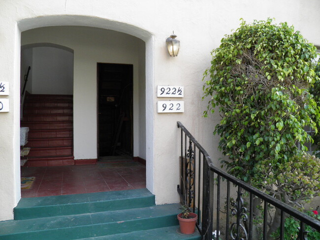 920 S Orange Grove Ave, Unit 922 Lower right in Los Angeles, CA - Building Photo - Building Photo