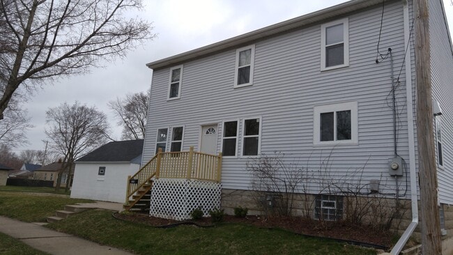 1712 East Saveland Avenue in Milwaukee, WI - Foto de edificio - Building Photo