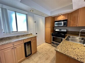 7701 N Kendall Dr in Kendall, FL - Building Photo - Building Photo