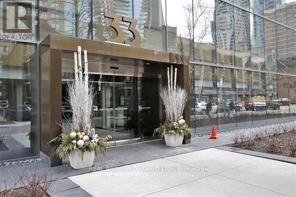 33 Charles St E in Toronto, ON - Building Photo - Building Photo