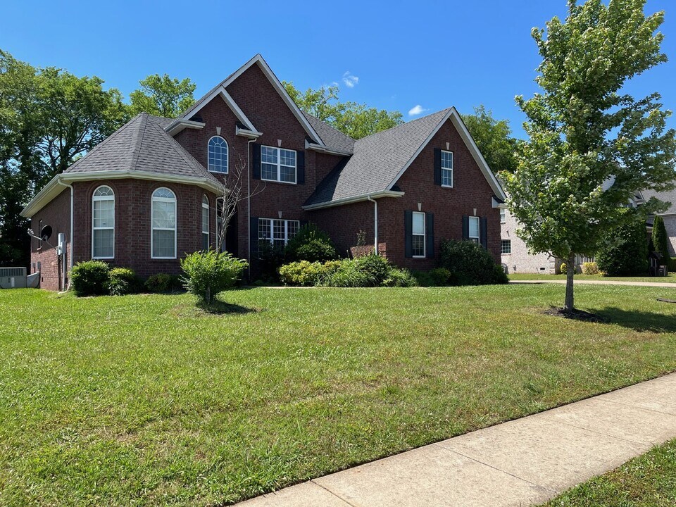 2710 United Dr in Murfreesboro, TN - Building Photo