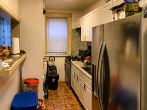 327 E 22nd St in Brooklyn, NY - Building Photo - Interior Photo