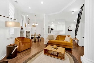 223 W Wisconsin St, Unit 3A in Chicago, IL - Building Photo - Building Photo