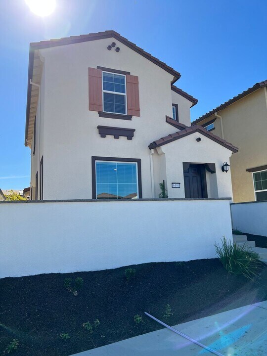 6440 Campus Pkwy in Roseville, CA - Building Photo