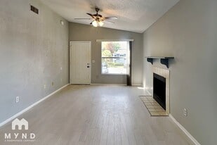 107 Northlake Dr in Sanford, FL - Building Photo