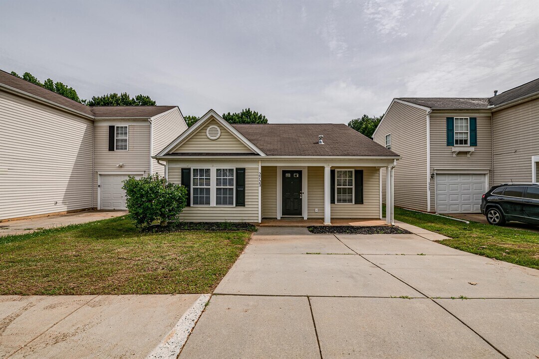 2723 Oasis Ln in Charlotte, NC - Building Photo