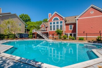 Abbotts Run Apartment Homes in Alexandria, VA - Foto de edificio - Building Photo