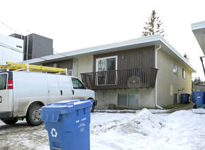 4824 Varsity Dr NW in Calgary, AB - Building Photo - Building Photo