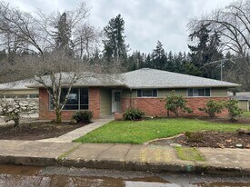 938 Madison St in Silverton, OR - Building Photo