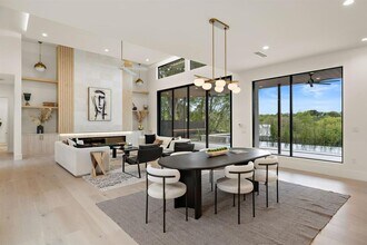 2401 Oakhaven Cir in Austin, TX - Building Photo - Building Photo