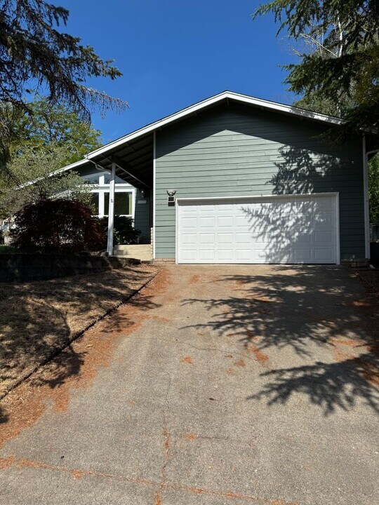 826 SE Sharon Ave in Roseburg, OR - Building Photo