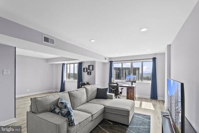 5340 Holmes Run Pkwy in Alexandria, VA - Foto de edificio - Building Photo