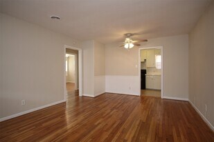 8807 Timberside Dr in Houston, TX - Building Photo