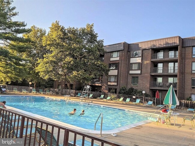 100 Roberts Ln, Unit 200 in Alexandria, VA - Building Photo - Building Photo