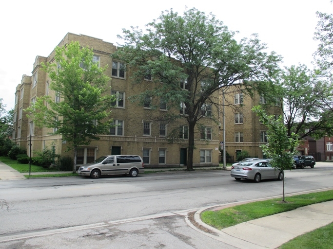 647-661 N Austin Blvd in Chicago, IL - Building Photo