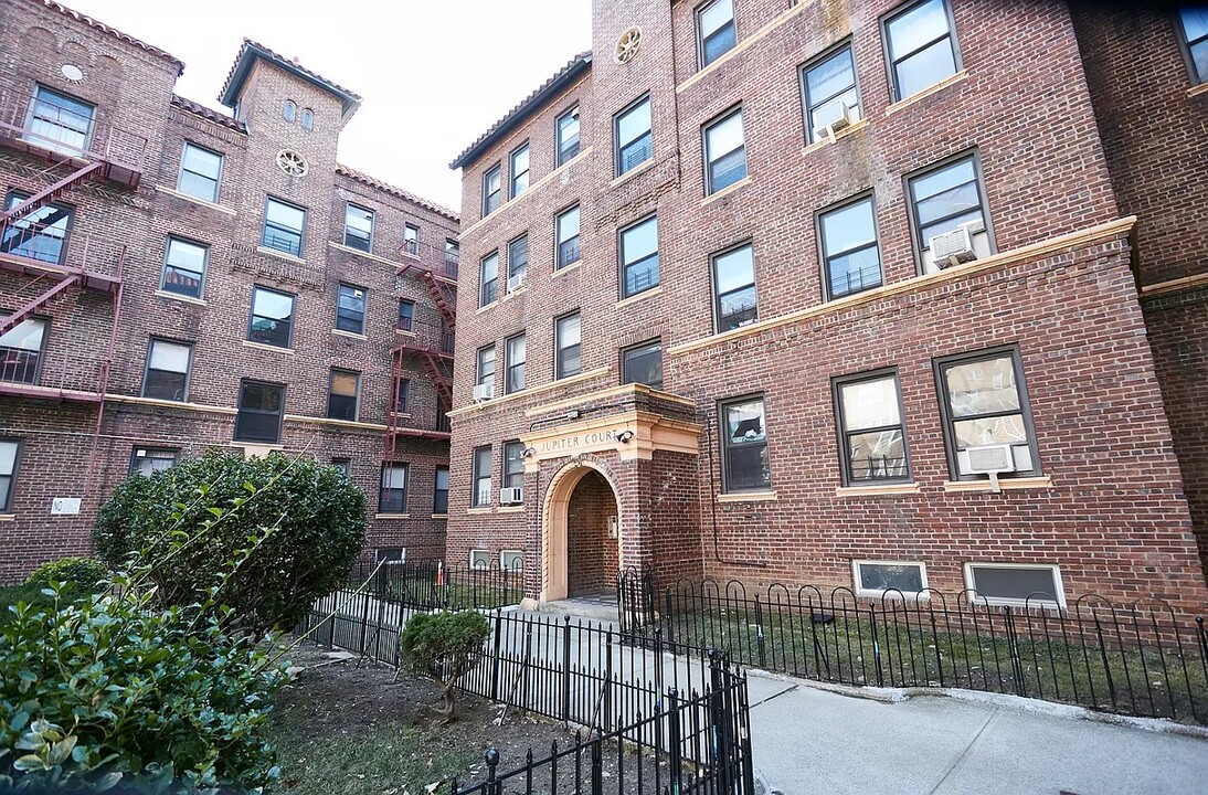6264 Saunders St, Unit 4K in Rego Park, NY - Building Photo