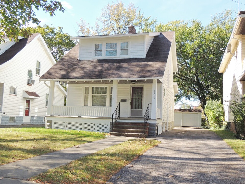 3678 Chelton Rd in Shaker Heights, OH - Building Photo