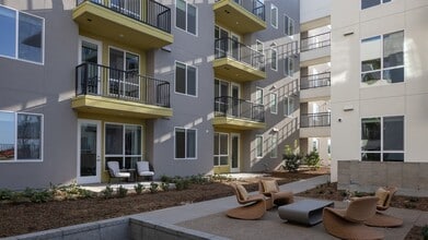 Folia in San Diego, CA - Foto de edificio - Building Photo