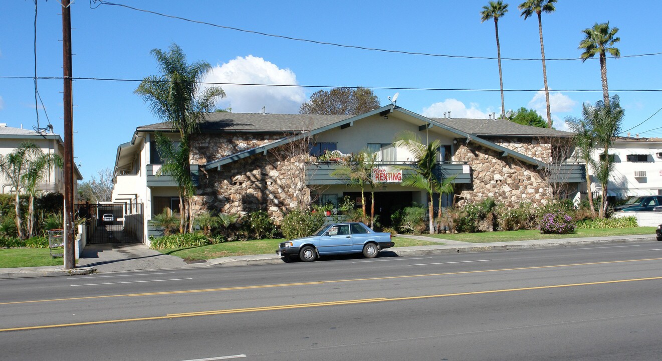 6929 Sepulveda Blvd in Van Nuys, CA - Building Photo