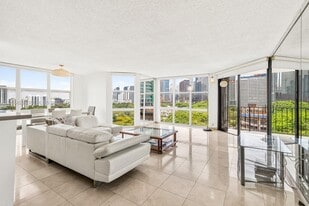 1901 Brickell Ave in Miami, FL - Building Photo