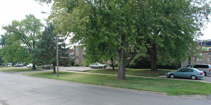 Oakwood Manor Apartments in Topeka, KS - Building Photo - Building Photo