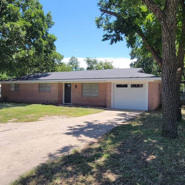 property at 950 W Park St