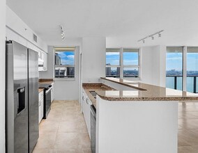 1155 Brickell Bay Dr, Unit 3410 in Miami, FL - Foto de edificio - Building Photo