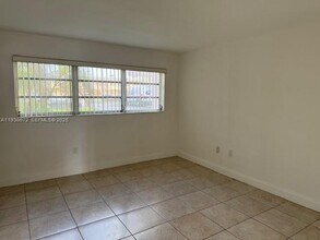 7350 SW 82nd St in Miami, FL - Building Photo - Building Photo