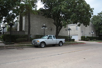 3800 Tanglewilde St in Houston, TX - Building Photo - Building Photo